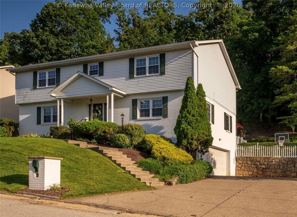 16 Carriage Road, Charleston, WV 25314