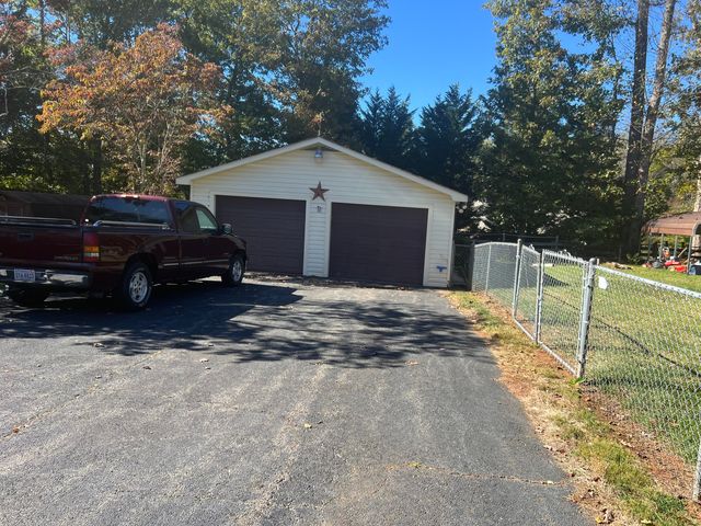 300 Oxford DR, Martinsville, VA 24112