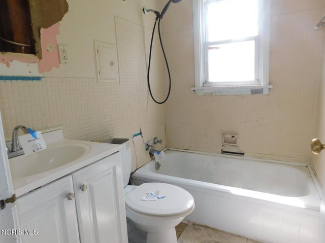 3235 Beaumont Drive, Toledo, OH 43608