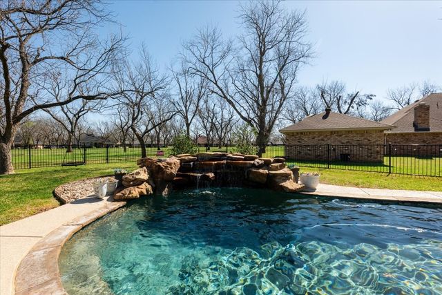 6105 Bontura Court, Granbury, TX 76049