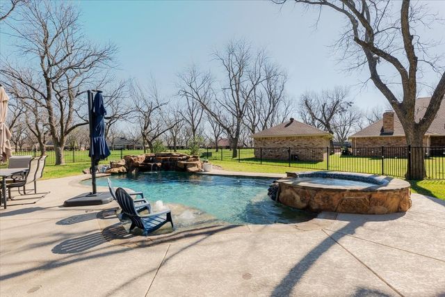 6105 Bontura Court, Granbury, TX 76049