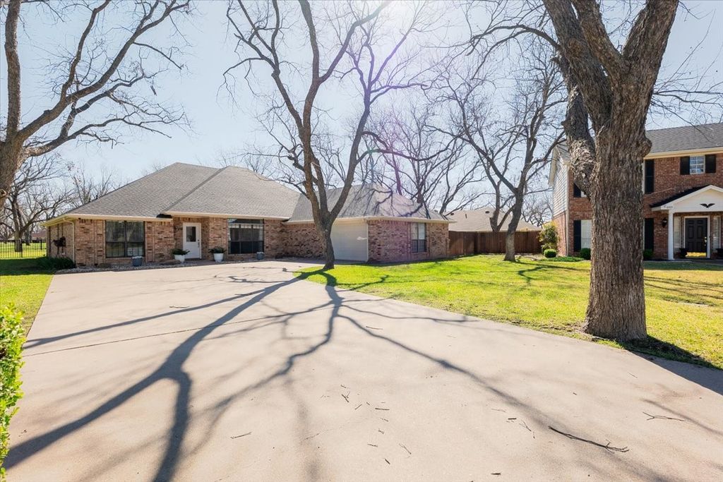 6105 Bontura Court, Granbury, TX 76049