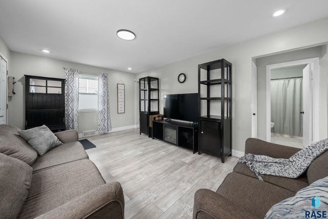 608 S Highland Ave Avenue, Sioux Falls, SD 57103