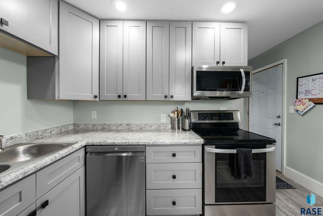 608 S Highland Ave Avenue, Sioux Falls, SD 57103