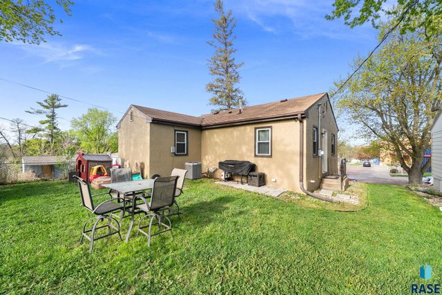 608 S Highland Ave Avenue, Sioux Falls, SD 57103