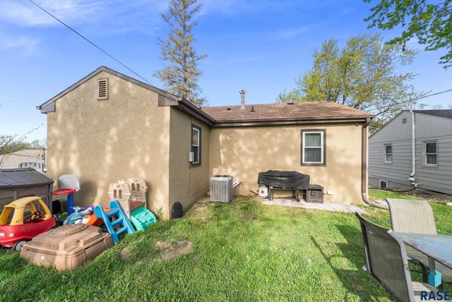 608 S Highland Ave Avenue, Sioux Falls, SD 57103