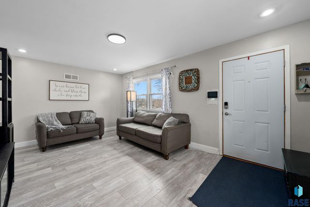 608 S Highland Ave Avenue, Sioux Falls, SD 57103