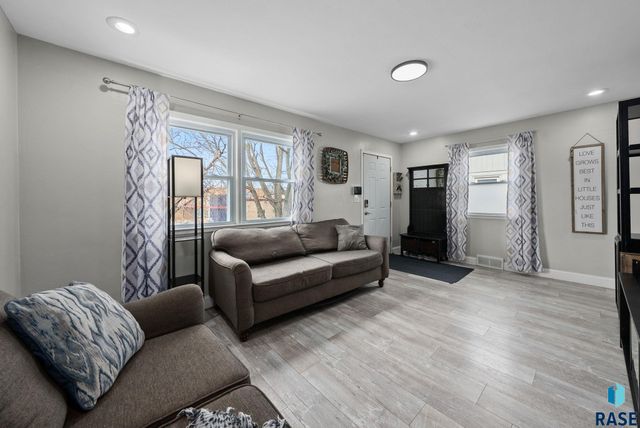 608 S Highland Ave Avenue, Sioux Falls, SD 57103