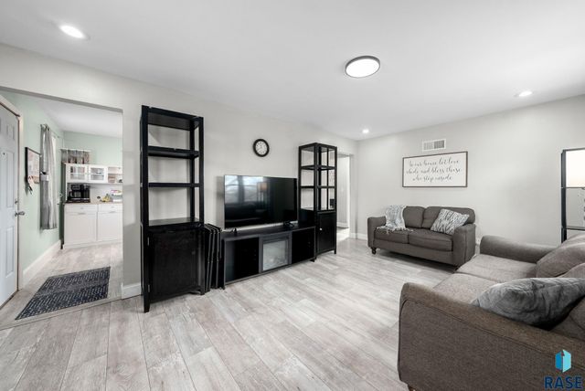 608 S Highland Ave Avenue, Sioux Falls, SD 57103