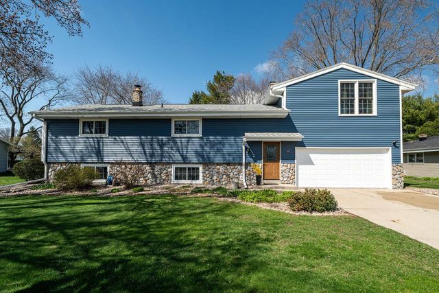 1452 N Lapham STREET, Oconomowoc, WI 53066