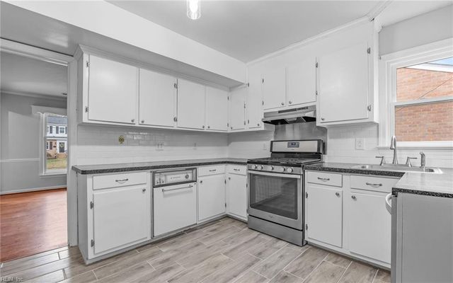 17 Cale CIR, Newport News, VA 23606