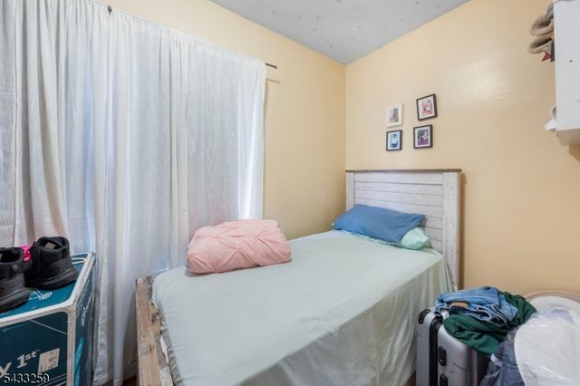 1058 Fanny St, Elizabeth City, NJ 07201