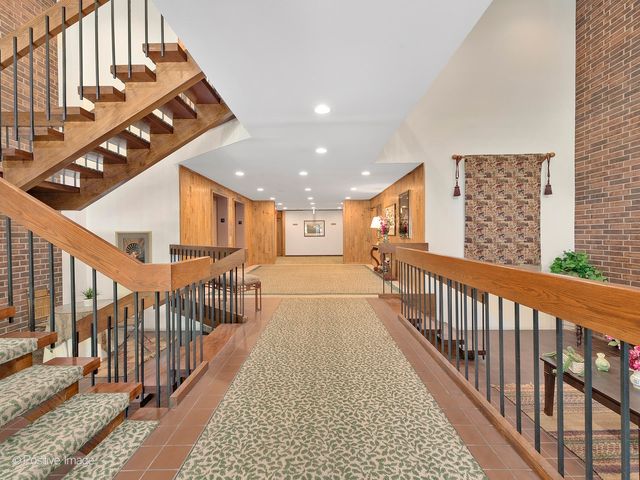 1409 Burr Oak Road 112A, Hinsdale, IL 60521