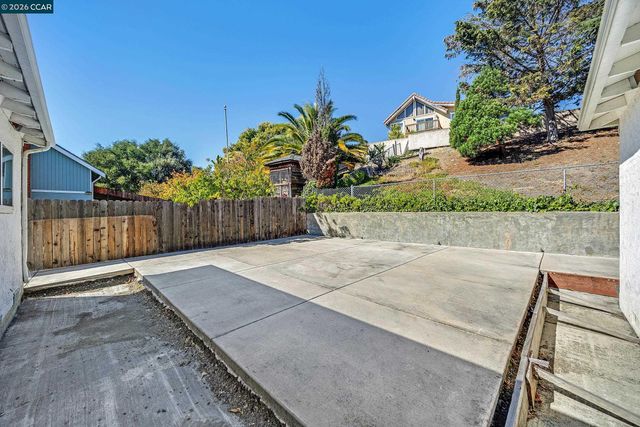 972 Tara Hills Dr, Pinole, CA 94564
