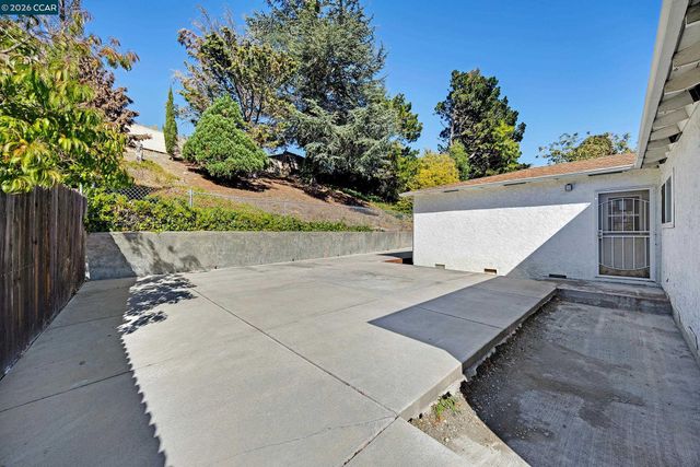 972 Tara Hills Dr, Pinole, CA 94564