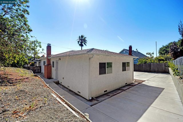 972 Tara Hills Dr, Pinole, CA 94564