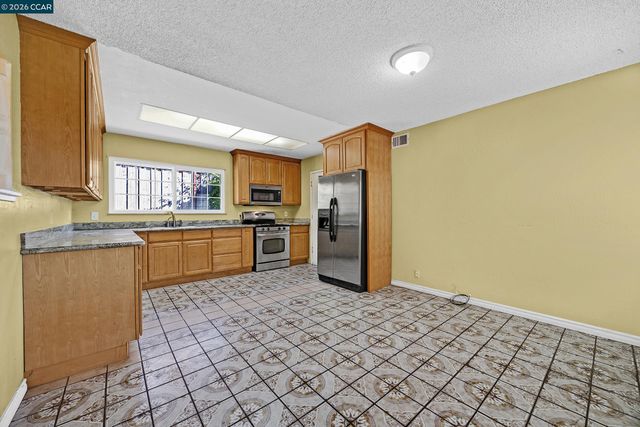 972 Tara Hills Dr, Pinole, CA 94564