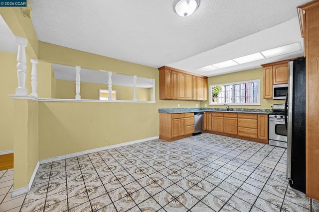 972 Tara Hills Dr, Pinole, CA 94564