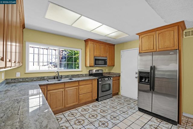 972 Tara Hills Dr, Pinole, CA 94564