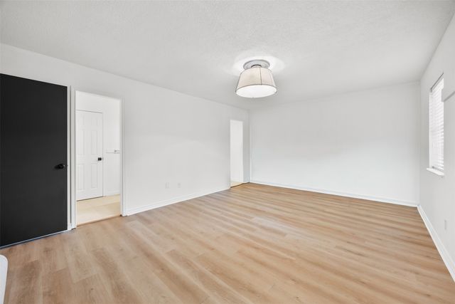 109 Hillside Drive W, Burleson, TX 76028