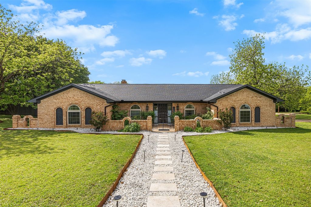 109 Hillside Drive W, Burleson, TX 76028