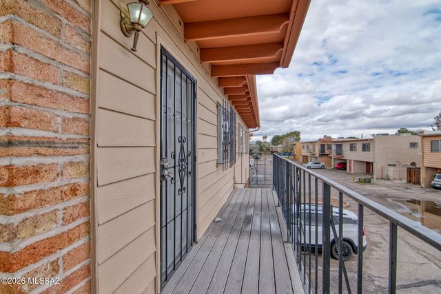 6717 E Calle La Paz Unit D, Tucson, AZ 85715