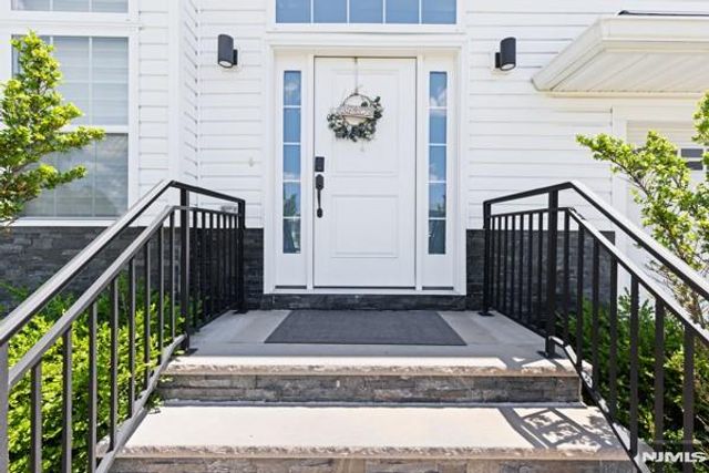 28 Lamb Court, Norwood, NJ 07648