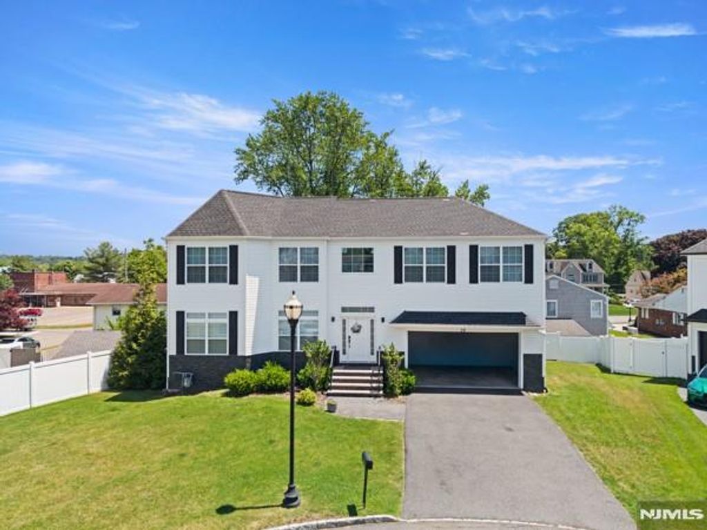 28 Lamb Court, Norwood, NJ 07648