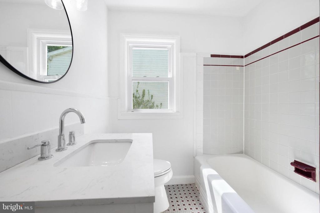 Image 13 of property listing at 4904 41ST PL, Hyattsville, MD 20781