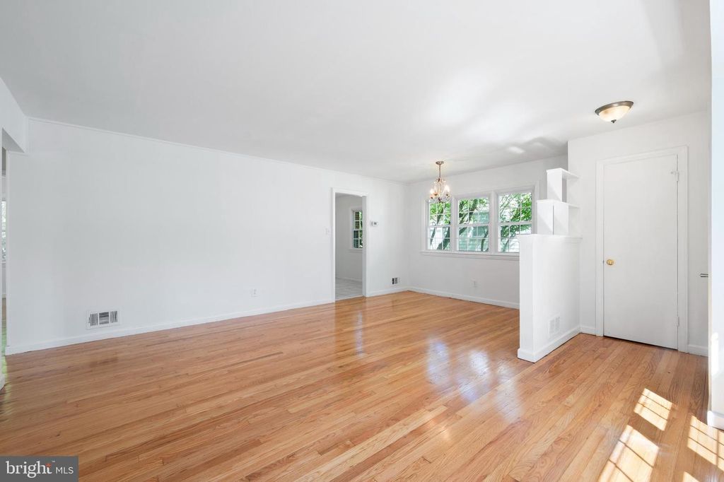 Image 4 of property listing at 4904 41ST PL, Hyattsville, MD 20781