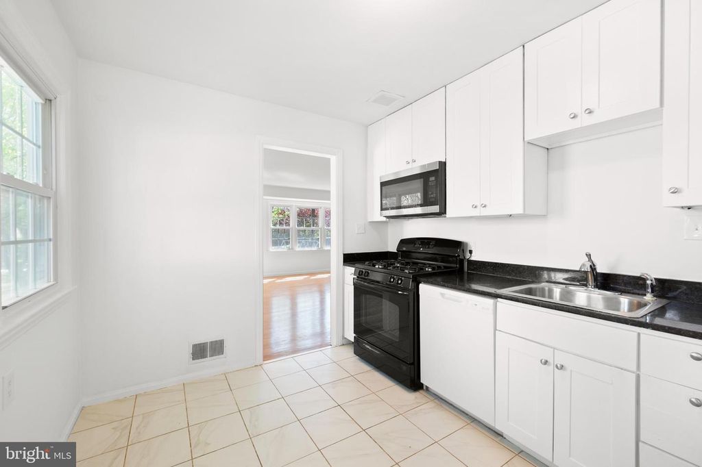 Image 9 of property listing at 4904 41ST PL, Hyattsville, MD 20781