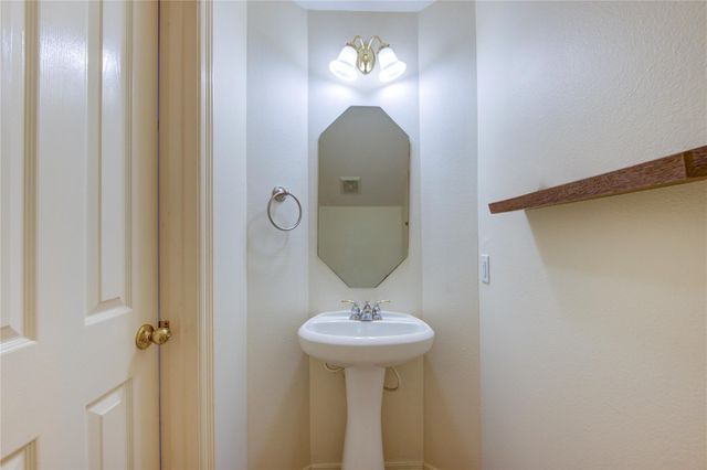 7611 S Linpar Court S, Houston, TX 77040