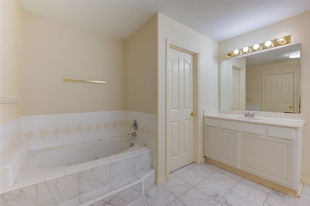 7611 S Linpar Court S, Houston, TX 77040