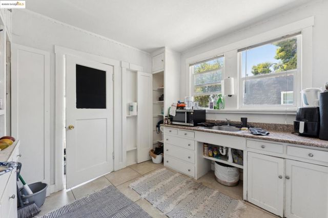 2823 11Th Ave B, Oakland, CA 94610