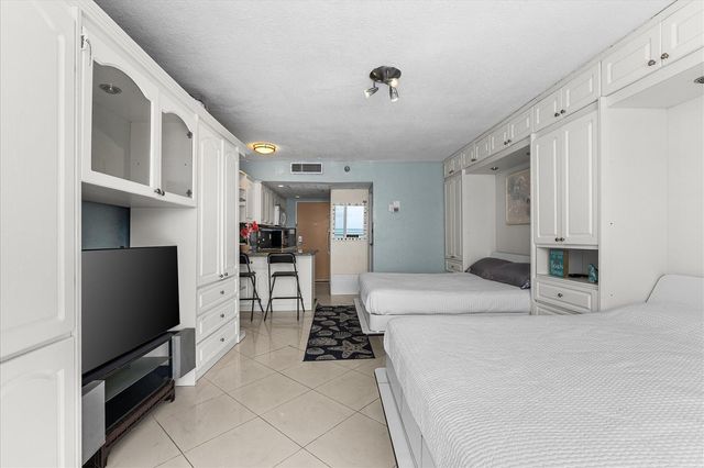 19201 Collins Avenue 114, Sunny Isles Beach, FL 33160