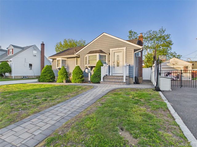 9 Ferndale Drive, Hicksville, NY 11801