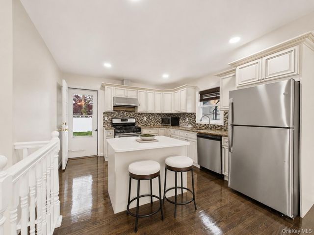 9 Ferndale Drive, Hicksville, NY 11801