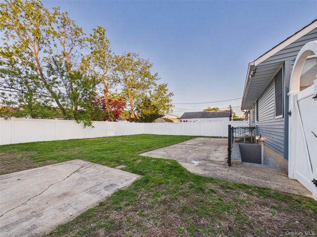9 Ferndale Drive, Hicksville, NY 11801