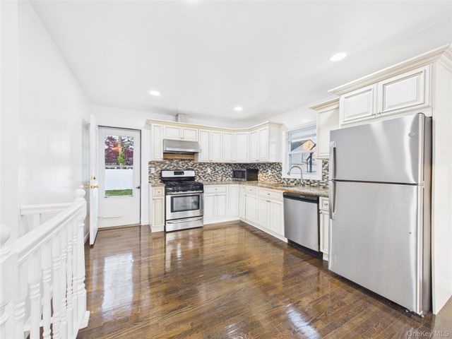 9 Ferndale Drive, Hicksville, NY 11801