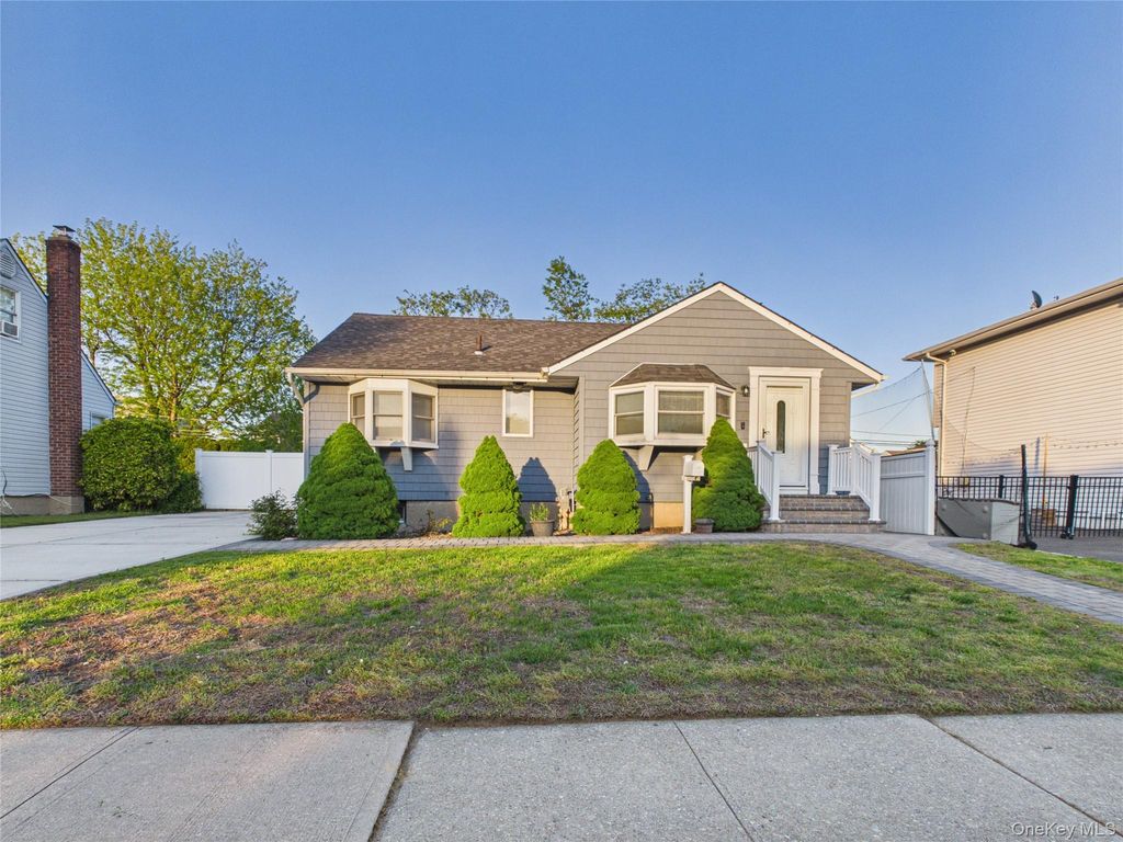 9 Ferndale Drive, Hicksville, NY 11801