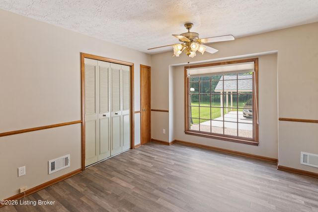 9302 Marse Henry Dr, Louisville, KY 40299