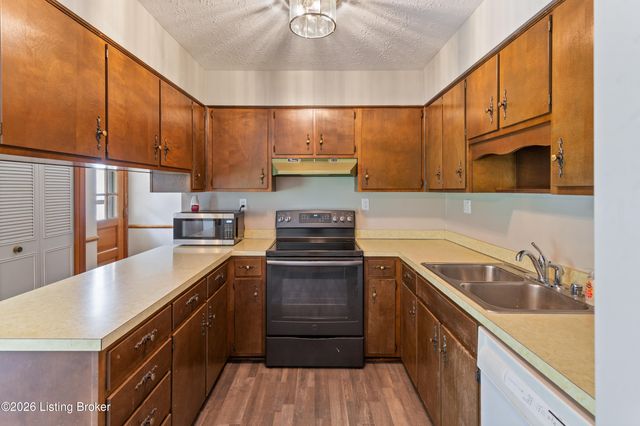 9302 Marse Henry Dr, Louisville, KY 40299