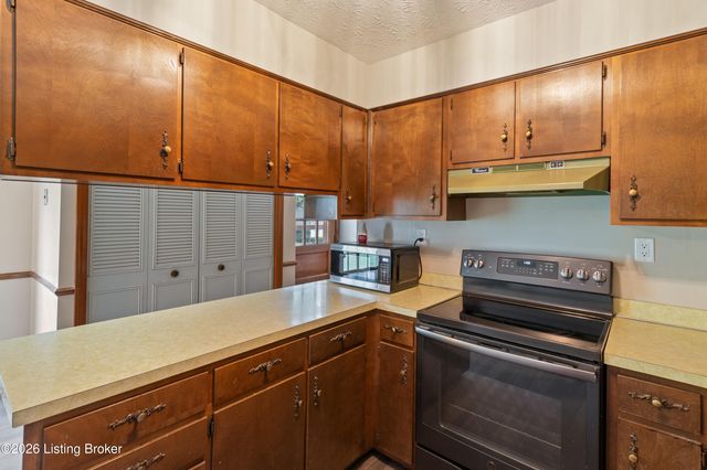 9302 Marse Henry Dr, Louisville, KY 40299