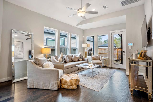 222 Thistle Drive, Montgomery, TX 77316