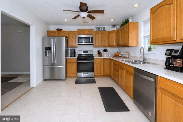6 ROLLING OAKS ESTS, St Albans, WV 25177