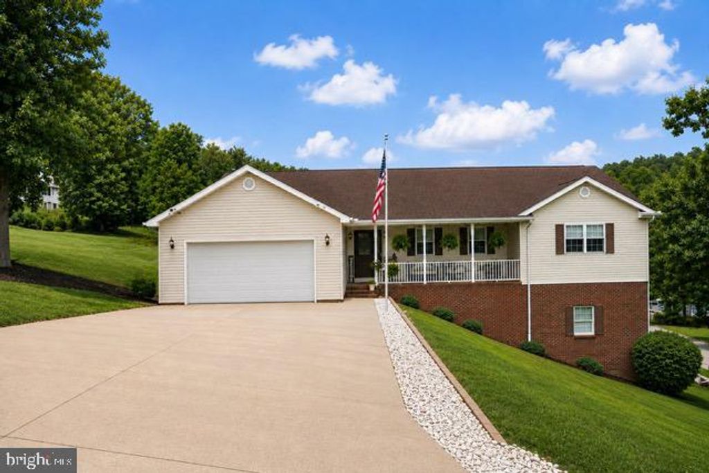 6 ROLLING OAKS ESTS, St Albans, WV 25177