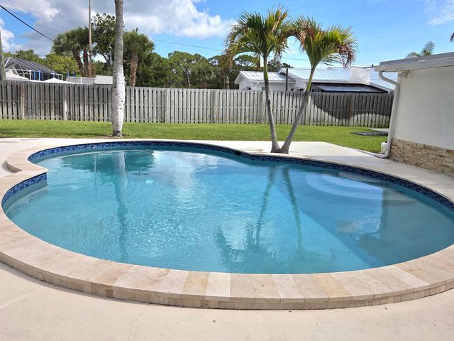 18948 SE Homewood Ave Avenue SE, Tequesta, FL 33469