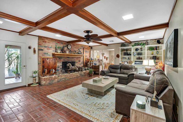 2011 E Warwick, Longview, TX 75601