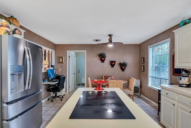 2011 E Warwick, Longview, TX 75601