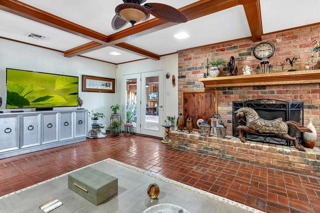 2011 E Warwick, Longview, TX 75601
